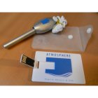 Бело-синяя флеш-карта с чехлом и серебристая ручка с логотипом Atmosphere