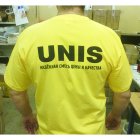 Желтая футболка с печатью логотипа Unis